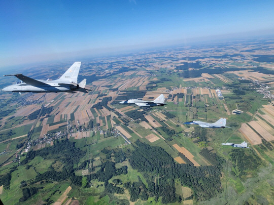 FA-50GF(맨 앞쪽)가 폴란드국군의 날인 15일(현지시간) 미그29와 함께 폴란드 바르샤바 상공을 비행하고 있다. 한국항공우주산업 제공