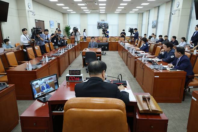 16일 오전 국회에서 고(故) 채수근 상병 사망사건 및 수사 외압 의혹을 논의하기 위해 더불어민주당 국방위원들이 개의를 요구한 국방위원회 전체회의가 여당 국방위원들 및 이종섭 국방부 장관 등 정부 측 인사들이 불참한 가운데 진행되고 있다. [연합]