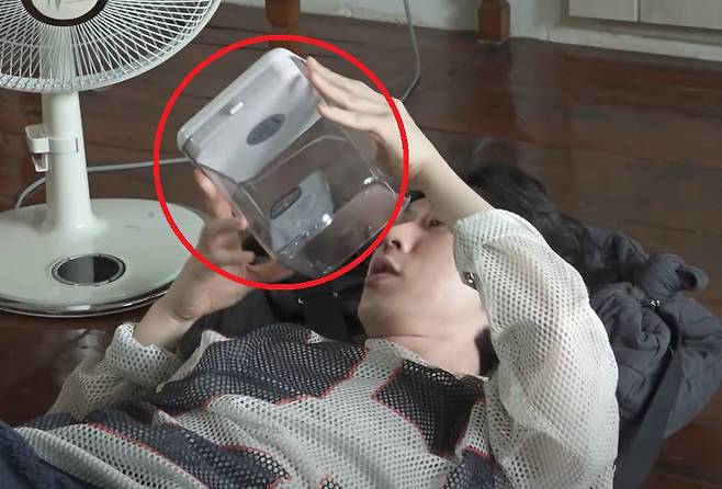 지난 11일 MBC 예능 프로그램 ‘나 혼자 산다’에 출연한 작곡가 겸 프로듀서 코드 쿤스트(33)가 잠긴 금욕 상자를 바라보고 있다. [MBC 예능 ‘나 혼자 산다’ 캡처]