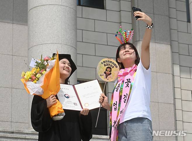 [용인=뉴시스] 김종택 기자 = 16일 경기도 용인시 기흥구 경희대학교 국제캠퍼스에서 열린 학위수여식에서 졸업생들이 기념촬영을 하며 추억을 남기고 있다. 2023.08.16. jtk@newsis.com