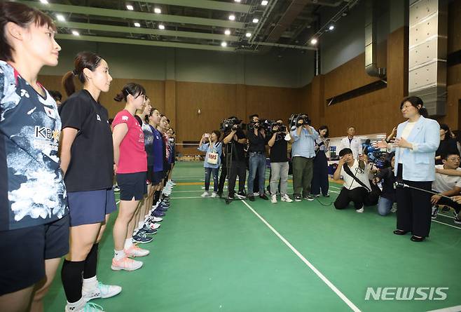 [진천=뉴시스] 고승민 기자 = 장미란 문화체육관광부 제2차관이 16일 충북 진천 국가대표 선수촌을 찾아 2022 항저우 하계아시아경기대회 개막을 앞두고 훈련에 매진하고 있는 배드민턴 선수단을 격려하고 있다. 2023.08.16. kkssmm99@newsis.com