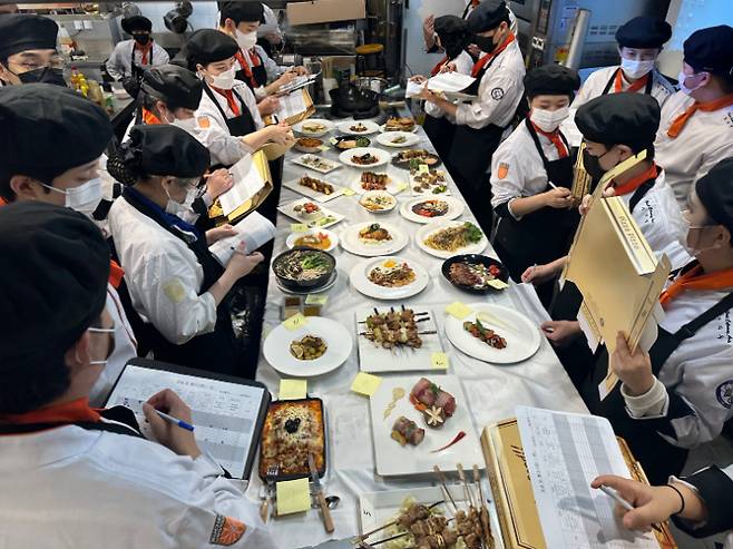 부천대학교 호텔외식조리학과 학생들 실습 장면. 한국전문대학교육협의회 제공