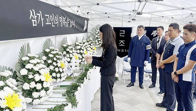 전남 보성 한돈농가 유가족이 헌화하고 있다.