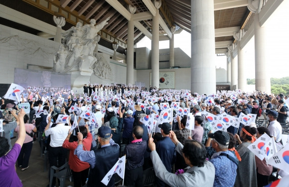 독립기념관서 “대한독립 만세” - 15일 충남 천안 독립기념관에서 열린 제78주년 광복절 경축 기념식에서 참석자들이 양손에 태극기를 들고 ‘대한독립만세’를 외치고 있다. 천안 뉴스1