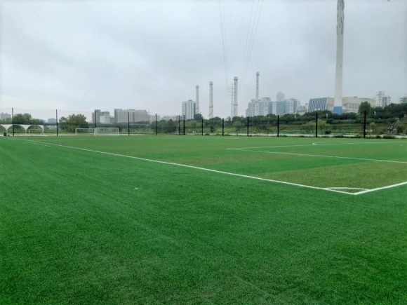 인조잔디로 조성된 서울 영등포구 양평누리체육공원 축구장 모습. 영등포구 제공