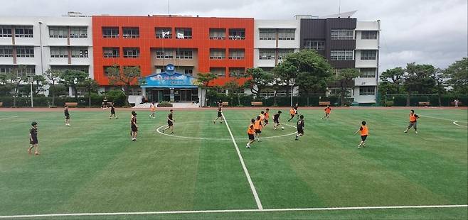 학생들이 주말체육학교 활동에 참여하고 있는 모습. 사진ㅣ손형진 학생기자