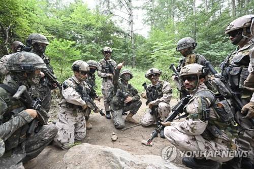 전술 토의하는 양국 장병들     (서울=연합뉴스) 강원도 인제군 육군 과학화전투훈련장에서 지난 7일부터 진행 중인 UFS/TIGER '한ㆍUAE 연합 KCTC 훈련'에서 양국 장병들이 전술 토의를 하고 있다. 2023.8.16 [육군 제공. 재판매 및 DB 금지]
    photo@yna.co.kr
(끝)