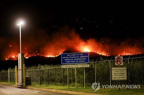캐나다 서부의 미국 접경 산악지대 산불 현장 [로이터 연합뉴스 자료사진]