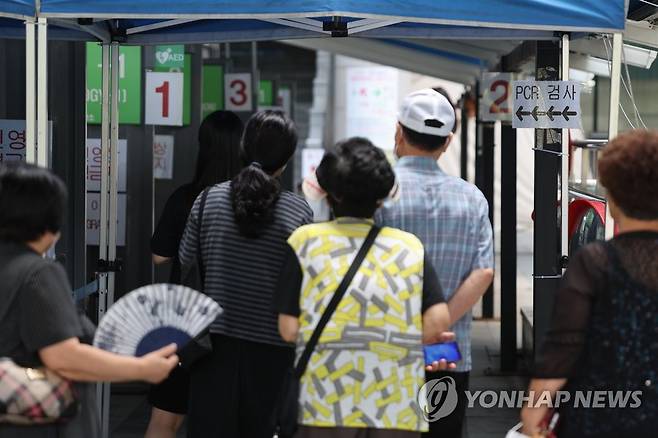 코로나19 검사 기다리는 시민들 (서울=연합뉴스) 박동주 기자 = 14일 오전 서울 용산구보건소 코로나19 선별진료소에서 시민들이 코로나19 검사를 받기 위해 기다리고 있다. 2023.8.14 pdj6635@yna.co.kr