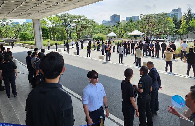 17일 오전 10시 이재명 더불어민주당 대표 출석을 앞두고 서울중앙지검 청사 일대에 사복경찰관, 방호 인력들이 삼엄한 경계를 펼치고 있다. (사진=이데일리 이배운 기자)