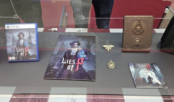 - 스틸북 케이스와 포스터, 뱃지