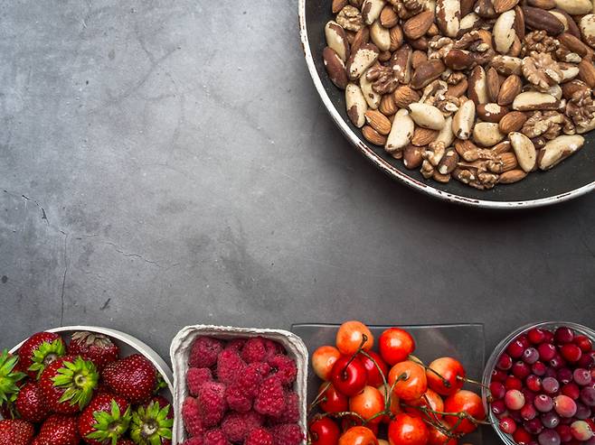 각종 베리류 과일은 비타민C가 풍부해 콜레스테롤 수치조절에 좋다. 견과류는 지방과 혈당을 감소시키는 효과도 있다. [사진= 게티이미지뱅크]