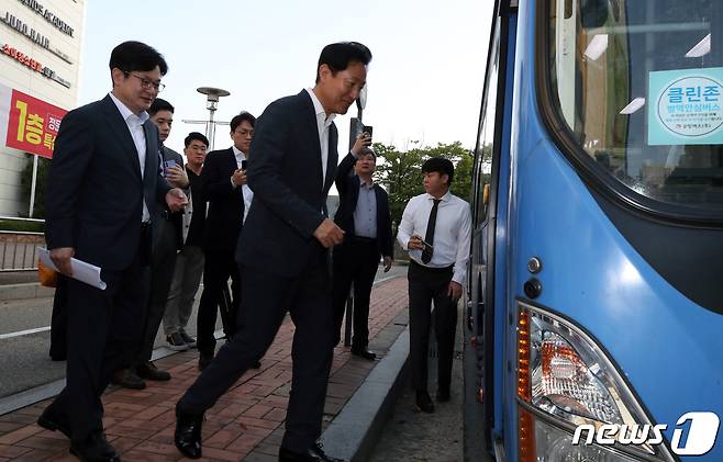 오세훈 서울시장과 김병수 김포시장이 17일 오전 경기 김포시 풍무동에서 서울 동행버스 '서울02번' 시승을 하고 있다.  2023.8.17/뉴스1 ⓒ News1 정진욱 기자