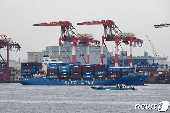 지난 2021년 8월16일 일본 도쿄항 국제화물터미널에 화물선이 선적된 모습. 21.08.16 ⓒ AFP=뉴스1 ⓒ News1 김예슬 기자