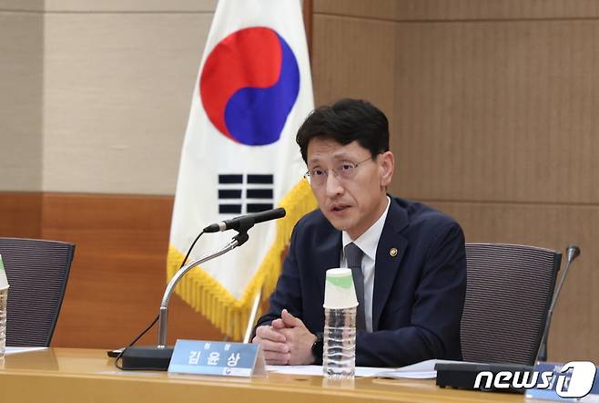 김윤상 조달청장이 신규 우수조달물품 지정 기업을 대상으로 열린 간담회에서 "끊임없이 기술혁신을 이어가야 한다"고 강조하고 있다. (조달청 제공)  / 뉴스1