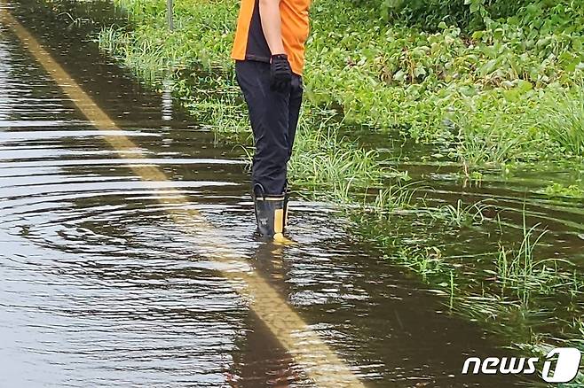 17일 오후 강한 소나기로 침수된 제주 남조로.(제주소방안전본부 제공)