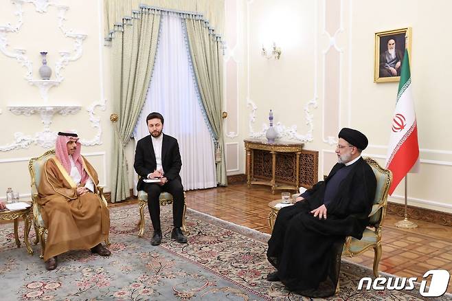 에브라힘 라이시 이란 대통령이 17일(현지시간) 7년여 만에 처음으로 테헤란을 방문한 사우디아라비아 외무장관 파이잘 빈 파르한 알 사우드를 접견하고 있다. 2023.6.18 ⓒ AFP=뉴스1 ⓒ News1 우동명 기자