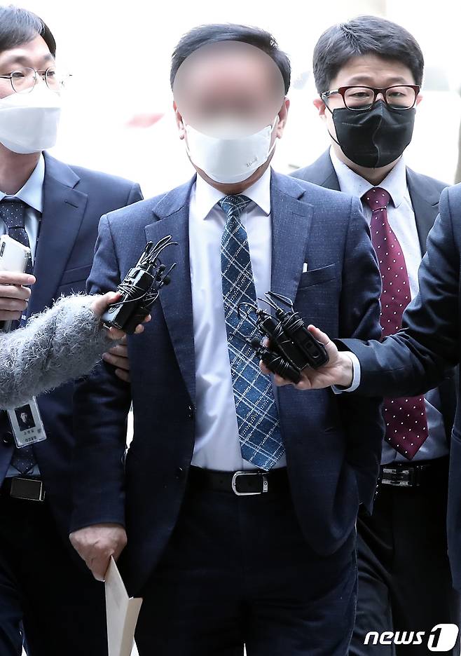 김인섭 전 한국하우징기술 대표가 영장실질심사를 받기 위해 서울중앙지법으로 들어가고 있다. 2023.4.14/뉴스1 ⓒ News1 박정호 기자