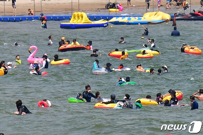 13일 오후 경북 포항시 북구 영일대해수욕장을 찾은 피서객들이 물놀이를 하며 더위를 식히고 있다.2023.8.13/뉴스1 ⓒ News1 최창호 기자