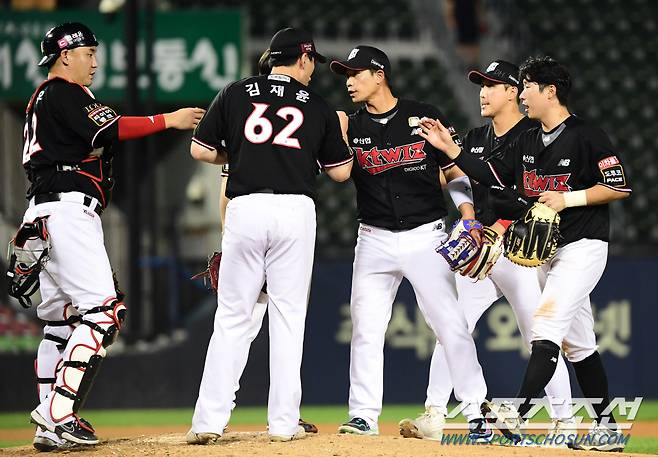 2023 KBO리그 두산베어스와 kt위즈의 경기가 16일 잠실야구장에서 열렸다.  KT 마무리 김재윤과 선수들이 팀의 5대2 승리를 확정짓고 기뻐하고 있다.  잠실=최문영 기자deer@sportschosun.com /2023.08.16/