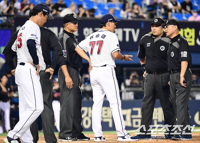 2023 KBO리그 두산베어스와 kt위즈의 경기가 16일 잠실야구장에서 열렸다.  두산 이승엽 감독이 4회말 2사후 정수빈의 삼진 판정에 대해 심판진에 어필하고 있다.  잠실=최문영 기자deer@sportschosun.com /2023.08.16/