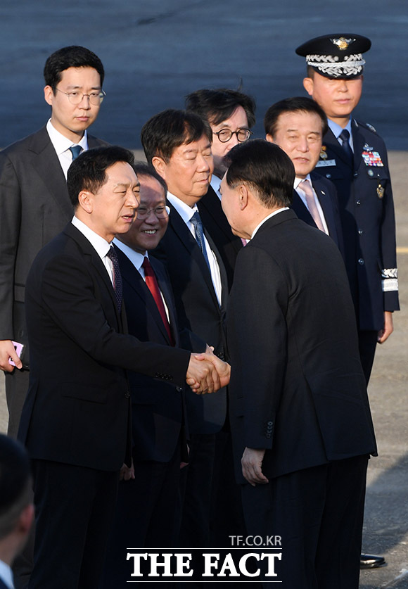 윤 대통령이 이날 오후 출국에 앞서 김기현 국민의힘 대표와 윤재옥 원내대표 등 환송단들과 인사를 하고 있다. /남용희 기자