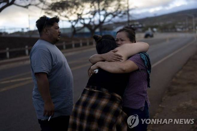 서로 아픔 위로하는 하와이 산불지역 생존 주민들 [사진출처=AP·연합뉴스]