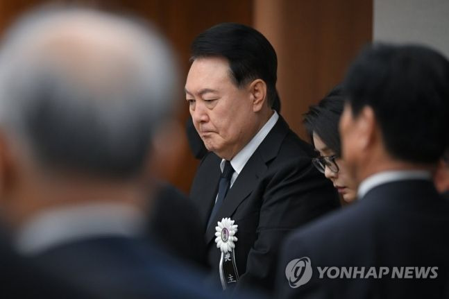 윤석열 대통령과 부인 김건희 여사가 17일 오전 서울 서대문구 신촌세브란스병원 장례식장에서 열린 부친 윤기중 연세대 명예교수의 발인식에 참석하고 있다. [사진출처=연합뉴스]