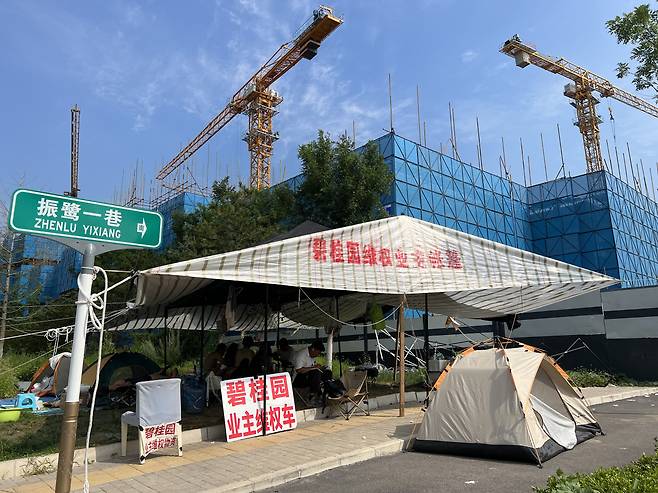 15일 중국 최대 민간 부동산 개발 업체 비구이위안의 베이징 퉁저우구 아파트 건설 현장 앞에서 시민들이 천막농성을 벌이고 있다./베이징=이벌찬 특파원