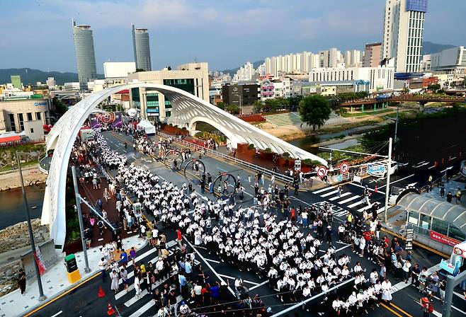 광복절인 지난 15일 오후 대전 0시 축제의 하이라이트는 태극기를 손에 든 시민들이 대규모로 참여하는 ‘광복절 퍼레이드’다. /신현종 기자