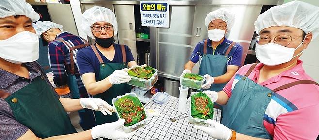 성북구 동선동 주민센터와 지역사회보장협의체가 손잡고 고립 위기 중장년 남성 1인가구를 위해 요리교실 ‘요동남’(요리하는 동선동 남자들)을 운영하고 있다. 지난 2월 시작된 요동남은 내년 3월까지 월 1회 동 주민센터 공유부엌에서 열릴 예정이다. 참석자 10명은 요리를 매개로 집 밖으로 나와 사람을 만나고 지역사회와 관계를 맺을 수 있는 기반을 만들어간다. 7월19일 6회차 요리교실 2조 참석자들이 함께 만든 깻잎김치를 보여주고 있다.