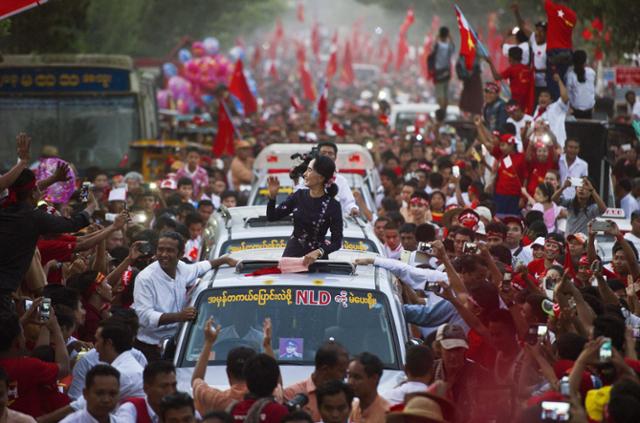 2015년 11월 미얀마 양곤에서 미얀마 민주화의 상징이자 야당 민주주의 민족동맹(NLD) 지도자였던 아웅산 수치가 총선 승리 후 카퍼레이드를 하고 있다. 양곤=AFP 연합뉴스