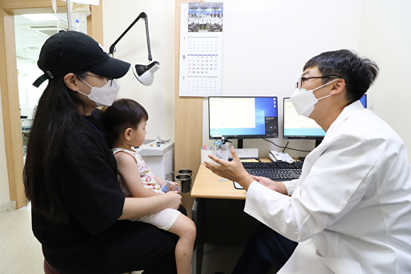 '365 소아청소년 진료센터'를 찾은 육아모가 진료전문의사와 상담을 하고 있다. [사진=구미시]