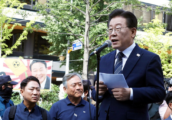 이재명 더불어민주당 대표가 17일 오전 서울 서초동 서울중앙지검에 출석하기 전 인근에서 지지자들과 만나 검찰 출석에 대한 입장을 발표하고 있다. [사진=뉴시스]