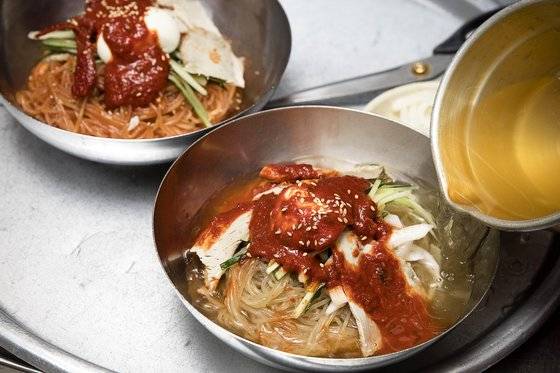 부산 내호냉면의 밀면. 이 집에서 부산 밀면의 역사가 시작됐다. 장진영 기자
