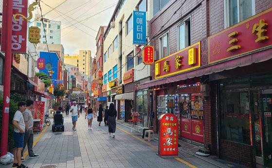 부산 초량동 차이나타운 전경. 왼쪽에 늘어선 중국집이 하나같이 만두만 전문으로 하는 집이다.
