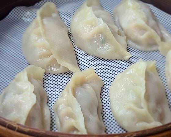 부산 '마가만두'의 찐만두. 만두 피가 두꺼운 듯하지만 부드러워 밀가루 냄새가 나지 않는다.