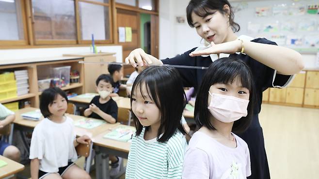 여름방학이 끝나고 개학한 이의초등학교에서 3학년 1반 학생들이 키를 재고 있다. 뉴스1