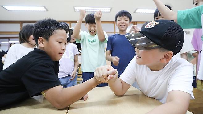 여름방학이 끝나고 개학한 이의초등학교에서 3학년 1반 학생들이 팔씨름을 하고 있다. 뉴스1