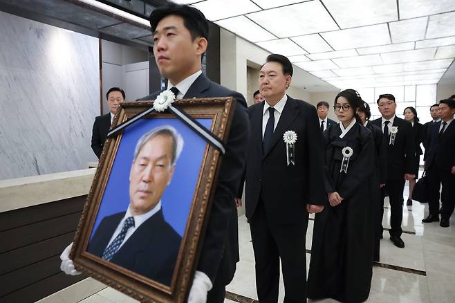 윤석열 대통령과 김건희 여사가 17일 고 윤기중 연세대 명예교수 발인식에 참석하고 있다. 사진 대통령실