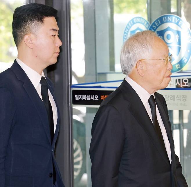 손경식 한국경영자총협회장(오른쪽)이 16일 서울 신촌세브란스병원 장례식장에 마련된 윤석열 대통령의 부친 윤기중 연세대 명예교수의 빈소로 향하고 있다.  /사진공동취재단