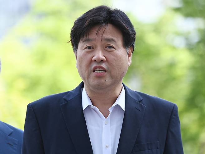 김용 전 민주연구원 부원장이 지난달 27일 오전 쌍방울그룹의 대북 송금 의혹과 관련해 참고인 신분으로 조사를 받기 위해 경기도 수원시 수원지검에 출석하고 있다. 연합뉴스