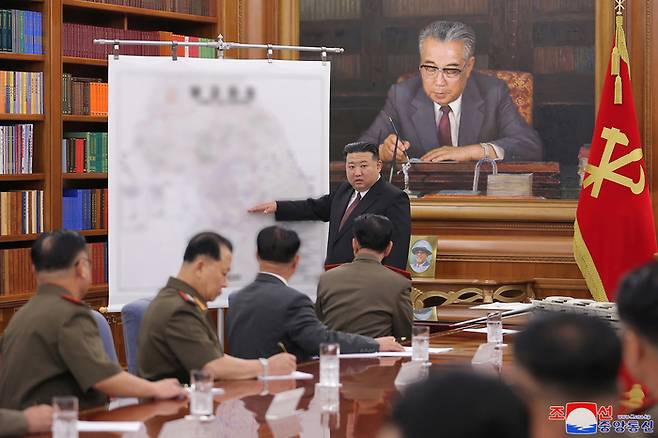 김정은 북한 국무위원장이 지난 9일 평양 노동당 본부청사에서 당 중앙군사위원회 제8기 제7차 확대회의를 주재했다고 조선중앙통신이 10일 보도했다. 연합뉴스