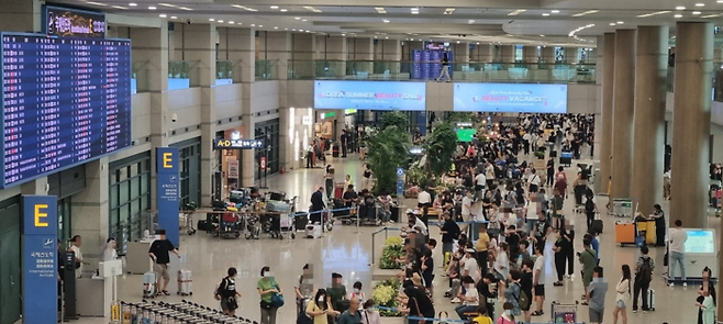 17일 인천공항 입국장이 도착객으로 북적거리고 있다.|박준철기자