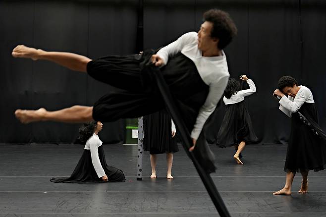 Dancers rehearse a scene from "Yojaya Yojaya." (Korea National Contemporary Dance Company)