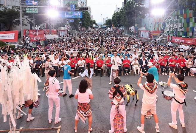 17일 대전 0시 축제 폐막식에 대다수 관광객이 모여 관람하고 있다. 