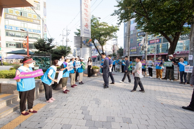 2025 아시아태평양경제협력체(APEC) 정상회의, 인천고등법원, 해사전문법원 등의 인천 유치를 위한 ‘출근길 찾아가는 인천 유치 홍보 캠페인’이 이뤄지고 있다. 서구 제공