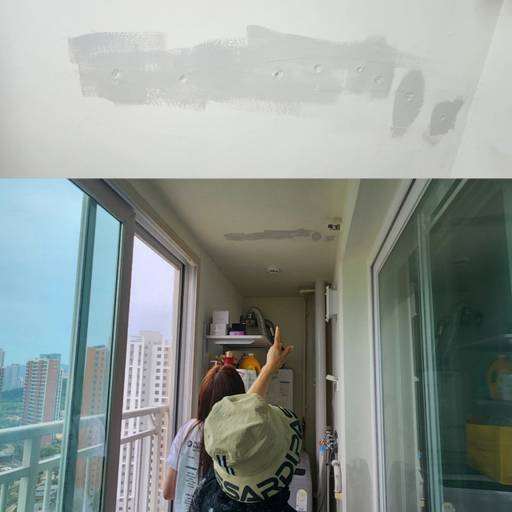 인천 중구 영종 LH 49단지 행복주택에 사는 김모씨가 방수 공사 흔적을 가리키며 불편을 호소하고 있다. 박주연기자