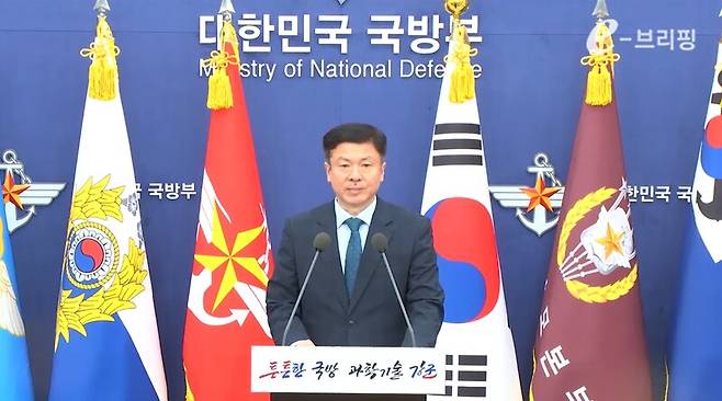 ▲전하규 국방부 대변인이 17일 국방부 정레브리핑에서 미 국방부가 동해를 일본해로 표기하겠다는 보도를 두고 앞으로 미측과 긴밀히 협의해나가겠다고 밝히고 있다. 사진=정부e브리핑 영상 갈무리