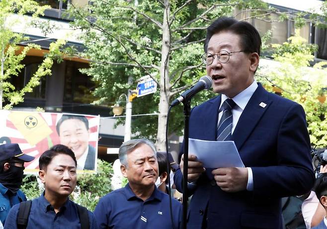 [서울=뉴시스] 조성봉 기자= '백현동 특혜 의혹'과 관련해 특경법상 배임 혐의를 받고 있는 이재명 더불어민주당 대표가 17일 오전 서울 서초구 서울중앙지검에 출석하기 전 지지자들에게 입장 발표를 하고 있다.  2023.08.17.